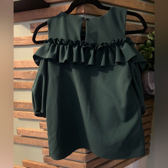 RW&CO Ruffle shoulder sleeve - Picture 3 of 3